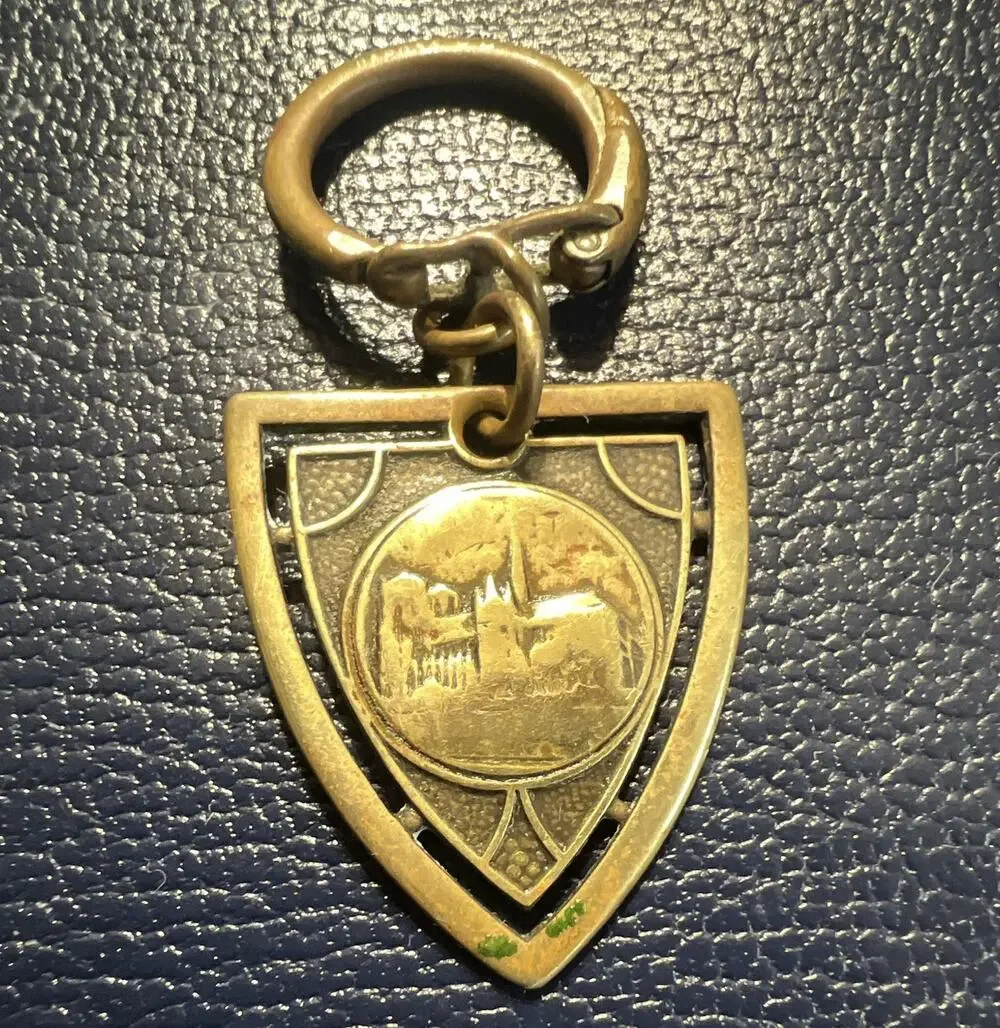 Gold Tone Metal Shield Keychain, Buildings & Monuments, Detachable Keyring